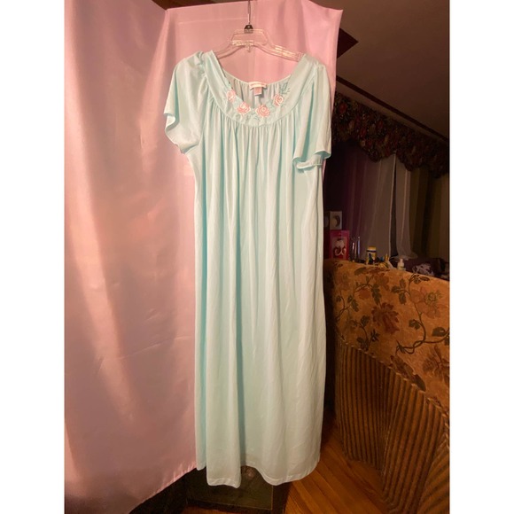 Shadowline’s pale blue nightie Embroidered Yoke Petals design  1x - Picture 2 of 11